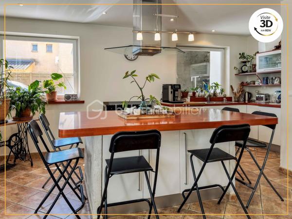Maison idéale pour une famille, ou pour un projet de développement d'activité nécessitant la présence d'un grand espace couvert.

Derrière sa façade pleine de charme, cette maison séduit par ses volumes généreux, son authenticité et son atmosphère chaleureuse. Elle développe une partie principale idéale pour une vie de famille, avec de beaux espaces de vie, une grande cuisine conviviale avec îlot central, plusieurs chambres, une salle d’eau rénovée et de nombreux espaces annexes pratiques.

Le bien comprend également une dépendance / partie annexe, accessible soit depuis l’extérieur, soit directement depuis l’intérieur de la maison, ce qui lui donne une vraie souplesse d’usage. Cet espace complète harmonieusement l’ensemble avec une cuisine, une pièce de vie et une grande chambre sous poutres, pleine de charme et de caractère.

Cette configuration permet d’envisager différents projets selon les besoins : espace pour recevoir, lieu de vie indépendant pour un proche, partie complémentaire pour une grande famille, ou encore espace distinct pour une activité ou un usage mixte.

À l’extérieur, vous profiterez d’un jardin arboré, intime et plein de charme, propice aux repas d’été, aux moments en famille ou à la détente. 

Un grand auvent de 87m2 complète l’ensemble et constitue un véritable atout pour le stationnement, le stockage, un atelier ou tout autre projet nécessitant de beaux volumes (espace piscine/jacuzzi).

Un bien rare, chaleureux et plein de personnalité, qui offre à la fois le charme de l’ancien, de beaux volumes et une organisation particulièrement intéressante grâce à sa partie annexe.

La surface totale d'usage est d’environ 195 m², incluant une partie annexe. À titre de précision, le DPE a été établi sur une surface de référence de 157,62 m².

Vous souhaitez découvrir cette maison mais vous habitez loin ?
Éléonore vous propose, dans un premier temps, un rendez-vous de présentation à distance grâce à la visite virtuelle 3D.
Bien entendu, rien ne remplace une visite sur place pour ressentir pleinement l’atmosphère et le charme des lieux.
N’hésitez pas à la contacter pour toute question !