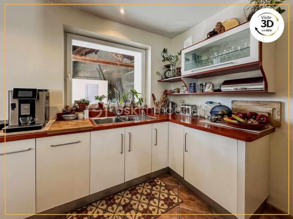 Maison idéale pour une famille, ou pour un projet de développement d'activité nécessitant la présence d'un grand espace couvert.

Derrière sa façade pleine de charme, cette maison séduit par ses volumes généreux, son authenticité et son atmosphère chaleureuse. Elle développe une partie principale idéale pour une vie de famille, avec de beaux espaces de vie, une grande cuisine conviviale avec îlot central, plusieurs chambres, une salle d’eau rénovée et de nombreux espaces annexes pratiques.

Le bien comprend également une dépendance / partie annexe, accessible soit depuis l’extérieur, soit directement depuis l’intérieur de la maison, ce qui lui donne une vraie souplesse d’usage. Cet espace complète harmonieusement l’ensemble avec une cuisine, une pièce de vie et une grande chambre sous poutres, pleine de charme et de caractère.

Cette configuration permet d’envisager différents projets selon les besoins : espace pour recevoir, lieu de vie indépendant pour un proche, partie complémentaire pour une grande famille, ou encore espace distinct pour une activité ou un usage mixte.

À l’extérieur, vous profiterez d’un jardin arboré, intime et plein de charme, propice aux repas d’été, aux moments en famille ou à la détente. 

Un grand auvent de 87m2 complète l’ensemble et constitue un véritable atout pour le stationnement, le stockage, un atelier ou tout autre projet nécessitant de beaux volumes (espace piscine/jacuzzi).

Un bien rare, chaleureux et plein de personnalité, qui offre à la fois le charme de l’ancien, de beaux volumes et une organisation particulièrement intéressante grâce à sa partie annexe.

La surface totale d'usage est d’environ 195 m², incluant une partie annexe. À titre de précision, le DPE a été établi sur une surface de référence de 157,62 m².

Vous souhaitez découvrir cette maison mais vous habitez loin ?
Éléonore vous propose, dans un premier temps, un rendez-vous de présentation à distance grâce à la visite virtuelle 3D.
Bien entendu, rien ne remplace une visite sur place pour ressentir pleinement l’atmosphère et le charme des lieux.
N’hésitez pas à la contacter pour toute question !