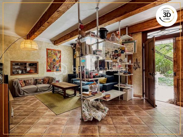 Maison idéale pour une famille, ou pour un projet de développement d'activité nécessitant la présence d'un grand espace couvert.

Derrière sa façade pleine de charme, cette maison séduit par ses volumes généreux, son authenticité et son atmosphère chaleureuse. Elle développe une partie principale idéale pour une vie de famille, avec de beaux espaces de vie, une grande cuisine conviviale avec îlot central, plusieurs chambres, une salle d’eau rénovée et de nombreux espaces annexes pratiques.

Le bien comprend également une dépendance / partie annexe, accessible soit depuis l’extérieur, soit directement depuis l’intérieur de la maison, ce qui lui donne une vraie souplesse d’usage. Cet espace complète harmonieusement l’ensemble avec une cuisine, une pièce de vie et une grande chambre sous poutres, pleine de charme et de caractère.

Cette configuration permet d’envisager différents projets selon les besoins : espace pour recevoir, lieu de vie indépendant pour un proche, partie complémentaire pour une grande famille, ou encore espace distinct pour une activité ou un usage mixte.

À l’extérieur, vous profiterez d’un jardin arboré, intime et plein de charme, propice aux repas d’été, aux moments en famille ou à la détente. 

Un grand auvent de 87m2 complète l’ensemble et constitue un véritable atout pour le stationnement, le stockage, un atelier ou tout autre projet nécessitant de beaux volumes (espace piscine/jacuzzi).

Un bien rare, chaleureux et plein de personnalité, qui offre à la fois le charme de l’ancien, de beaux volumes et une organisation particulièrement intéressante grâce à sa partie annexe.

La surface totale d'usage est d’environ 195 m², incluant une partie annexe. À titre de précision, le DPE a été établi sur une surface de référence de 157,62 m².

Vous souhaitez découvrir cette maison mais vous habitez loin ?
Éléonore vous propose, dans un premier temps, un rendez-vous de présentation à distance grâce à la visite virtuelle 3D.
Bien entendu, rien ne remplace une visite sur place pour ressentir pleinement l’atmosphère et le charme des lieux.
N’hésitez pas à la contacter pour toute question !