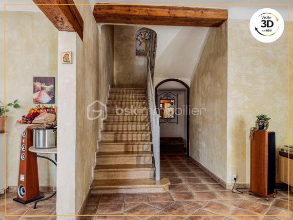 Maison idéale pour une famille, ou pour un projet de développement d'activité nécessitant la présence d'un grand espace couvert.

Derrière sa façade pleine de charme, cette maison séduit par ses volumes généreux, son authenticité et son atmosphère chaleureuse. Elle développe une partie principale idéale pour une vie de famille, avec de beaux espaces de vie, une grande cuisine conviviale avec îlot central, plusieurs chambres, une salle d’eau rénovée et de nombreux espaces annexes pratiques.

Le bien comprend également une dépendance / partie annexe, accessible soit depuis l’extérieur, soit directement depuis l’intérieur de la maison, ce qui lui donne une vraie souplesse d’usage. Cet espace complète harmonieusement l’ensemble avec une cuisine, une pièce de vie et une grande chambre sous poutres, pleine de charme et de caractère.

Cette configuration permet d’envisager différents projets selon les besoins : espace pour recevoir, lieu de vie indépendant pour un proche, partie complémentaire pour une grande famille, ou encore espace distinct pour une activité ou un usage mixte.

À l’extérieur, vous profiterez d’un jardin arboré, intime et plein de charme, propice aux repas d’été, aux moments en famille ou à la détente. 

Un grand auvent de 87m2 complète l’ensemble et constitue un véritable atout pour le stationnement, le stockage, un atelier ou tout autre projet nécessitant de beaux volumes (espace piscine/jacuzzi).

Un bien rare, chaleureux et plein de personnalité, qui offre à la fois le charme de l’ancien, de beaux volumes et une organisation particulièrement intéressante grâce à sa partie annexe.

La surface totale d'usage est d’environ 195 m², incluant une partie annexe. À titre de précision, le DPE a été établi sur une surface de référence de 157,62 m².

Vous souhaitez découvrir cette maison mais vous habitez loin ?
Éléonore vous propose, dans un premier temps, un rendez-vous de présentation à distance grâce à la visite virtuelle 3D.
Bien entendu, rien ne remplace une visite sur place pour ressentir pleinement l’atmosphère et le charme des lieux.
N’hésitez pas à la contacter pour toute question !