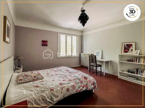 Maison idéale pour une famille, ou pour un projet de développement d'activité nécessitant la présence d'un grand espace couvert.

Derrière sa façade pleine de charme, cette maison séduit par ses volumes généreux, son authenticité et son atmosphère chaleureuse. Elle développe une partie principale idéale pour une vie de famille, avec de beaux espaces de vie, une grande cuisine conviviale avec îlot central, plusieurs chambres, une salle d’eau rénovée et de nombreux espaces annexes pratiques.

Le bien comprend également une dépendance / partie annexe, accessible soit depuis l’extérieur, soit directement depuis l’intérieur de la maison, ce qui lui donne une vraie souplesse d’usage. Cet espace complète harmonieusement l’ensemble avec une cuisine, une pièce de vie et une grande chambre sous poutres, pleine de charme et de caractère.

Cette configuration permet d’envisager différents projets selon les besoins : espace pour recevoir, lieu de vie indépendant pour un proche, partie complémentaire pour une grande famille, ou encore espace distinct pour une activité ou un usage mixte.

À l’extérieur, vous profiterez d’un jardin arboré, intime et plein de charme, propice aux repas d’été, aux moments en famille ou à la détente. 

Un grand auvent de 87m2 complète l’ensemble et constitue un véritable atout pour le stationnement, le stockage, un atelier ou tout autre projet nécessitant de beaux volumes (espace piscine/jacuzzi).

Un bien rare, chaleureux et plein de personnalité, qui offre à la fois le charme de l’ancien, de beaux volumes et une organisation particulièrement intéressante grâce à sa partie annexe.

La surface totale d'usage est d’environ 195 m², incluant une partie annexe. À titre de précision, le DPE a été établi sur une surface de référence de 157,62 m².

Vous souhaitez découvrir cette maison mais vous habitez loin ?
Éléonore vous propose, dans un premier temps, un rendez-vous de présentation à distance grâce à la visite virtuelle 3D.
Bien entendu, rien ne remplace une visite sur place pour ressentir pleinement l’atmosphère et le charme des lieux.
N’hésitez pas à la contacter pour toute question !