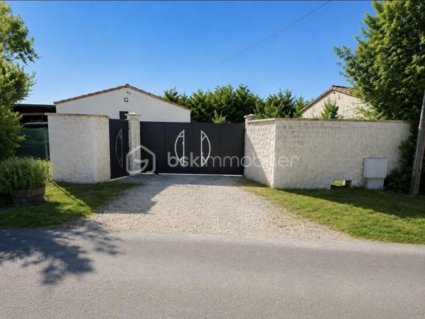 Maison de plain-pied de 106 m², située dans un environnement calme et agréable, à seulement 5 minutes de Sigogne et 10 minutes de Jarnac. DPE classé C et GES classé A. Cette maison très bien entretenue dispose d'une toiture en excellent état, d'une belle pergola ainsi que d'une grande terrasse en composite, matériau particulièrement résistant dans le temps. Le terrain, entièrement clos par grillage et murs, est sécurisé par un portail électrique. Les menuiseries comprennent une porte d'entrée en aluminium, des baies vitrées et des fenêtres PVC double vitrage coloris gris anthracite. La maison offre une pièce de vie lumineuse de plus de 40 m² avec cuisine ouverte entièrement équipée. Elle comprend également trois chambres, dont deux avec placards intégrés, une grande salle d'eau avec une douche à l italienne entièrement rénovée avec espace buanderie pour lave-linge et sèche-linge, ainsi qu'un WC séparé. Plusieurs placards de rangement sont répartis dans la maison. Les volets sont électriques côté sud et solaires côté nord. Le chauffage est assuré par des radiateurs électriques. L'assainissement est conforme. La taxe foncière s'élève à 800 € par an. À l'extérieur, vous trouverez un abri de jardin de 16 m² en parpaings avec toiture en tuiles. La propriété ne dispose pas de garage, mais le terrain permet facilement d'en créer un selon vos besoins. Terrain piscinable agrémenté d'un cerisier. Une belle opportunité pour ceux qui recherchent le calme d'un village tout en restant proche des commodités.