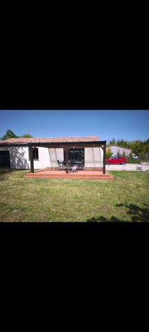 Maison de plain-pied de 106 m², située dans un environnement calme et agréable, à seulement 5 minutes de Sigogne et 10 minutes de Jarnac. DPE classé C et GES classé A. Cette maison très bien entretenue dispose d'une toiture en excellent état, d'une belle pergola ainsi que d'une grande terrasse en composite, matériau particulièrement résistant dans le temps. Le terrain, entièrement clos par grillage et murs, est sécurisé par un portail électrique. Les menuiseries comprennent une porte d'entrée en aluminium, des baies vitrées et des fenêtres PVC double vitrage coloris gris anthracite. La maison offre une pièce de vie lumineuse de plus de 40 m² avec cuisine ouverte entièrement équipée. Elle comprend également trois chambres, dont deux avec placards intégrés, une grande salle d'eau avec une douche à l italienne entièrement rénovée avec espace buanderie pour lave-linge et sèche-linge, ainsi qu'un WC séparé. Plusieurs placards de rangement sont répartis dans la maison. Les volets sont électriques côté sud et solaires côté nord. Le chauffage est assuré par des radiateurs électriques. L'assainissement est conforme. La taxe foncière s'élève à 800 € par an. À l'extérieur, vous trouverez un abri de jardin de 16 m² en parpaings avec toiture en tuiles. La propriété ne dispose pas de garage, mais le terrain permet facilement d'en créer un selon vos besoins. Terrain piscinable agrémenté d'un cerisier. Une belle opportunité pour ceux qui recherchent le calme d'un village tout en restant proche des commodités.