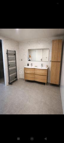 Maison de plain-pied de 106 m², située dans un environnement calme et agréable, à seulement 5 minutes de Sigogne et 10 minutes de Jarnac. DPE classé C et GES classé A. Cette maison très bien entretenue dispose d'une toiture en excellent état, d'une belle pergola ainsi que d'une grande terrasse en composite, matériau particulièrement résistant dans le temps. Le terrain, entièrement clos par grillage et murs, est sécurisé par un portail électrique. Les menuiseries comprennent une porte d'entrée en aluminium, des baies vitrées et des fenêtres PVC double vitrage coloris gris anthracite. La maison offre une pièce de vie lumineuse de plus de 40 m² avec cuisine ouverte entièrement équipée. Elle comprend également trois chambres, dont deux avec placards intégrés, une grande salle d'eau avec une douche à l italienne entièrement rénovée avec espace buanderie pour lave-linge et sèche-linge, ainsi qu'un WC séparé. Plusieurs placards de rangement sont répartis dans la maison. Les volets sont électriques côté sud et solaires côté nord. Le chauffage est assuré par des radiateurs électriques. L'assainissement est conforme. La taxe foncière s'élève à 800 € par an. À l'extérieur, vous trouverez un abri de jardin de 16 m² en parpaings avec toiture en tuiles. La propriété ne dispose pas de garage, mais le terrain permet facilement d'en créer un selon vos besoins. Terrain piscinable agrémenté d'un cerisier. Une belle opportunité pour ceux qui recherchent le calme d'un village tout en restant proche des commodités.