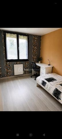 Maison de plain-pied de 106 m², située dans un environnement calme et agréable, à seulement 5 minutes de Sigogne et 10 minutes de Jarnac. DPE classé C et GES classé A. Cette maison très bien entretenue dispose d'une toiture en excellent état, d'une belle pergola ainsi que d'une grande terrasse en composite, matériau particulièrement résistant dans le temps. Le terrain, entièrement clos par grillage et murs, est sécurisé par un portail électrique. Les menuiseries comprennent une porte d'entrée en aluminium, des baies vitrées et des fenêtres PVC double vitrage coloris gris anthracite. La maison offre une pièce de vie lumineuse de plus de 40 m² avec cuisine ouverte entièrement équipée. Elle comprend également trois chambres, dont deux avec placards intégrés, une grande salle d'eau avec une douche à l italienne entièrement rénovée avec espace buanderie pour lave-linge et sèche-linge, ainsi qu'un WC séparé. Plusieurs placards de rangement sont répartis dans la maison. Les volets sont électriques côté sud et solaires côté nord. Le chauffage est assuré par des radiateurs électriques. L'assainissement est conforme. La taxe foncière s'élève à 800 € par an. À l'extérieur, vous trouverez un abri de jardin de 16 m² en parpaings avec toiture en tuiles. La propriété ne dispose pas de garage, mais le terrain permet facilement d'en créer un selon vos besoins. Terrain piscinable agrémenté d'un cerisier. Une belle opportunité pour ceux qui recherchent le calme d'un village tout en restant proche des commodités.