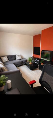 Maison de plain-pied de 106 m², située dans un environnement calme et agréable, à seulement 5 minutes de Sigogne et 10 minutes de Jarnac. DPE classé C et GES classé A. Cette maison très bien entretenue dispose d'une toiture en excellent état, d'une belle pergola ainsi que d'une grande terrasse en composite, matériau particulièrement résistant dans le temps. Le terrain, entièrement clos par grillage et murs, est sécurisé par un portail électrique. Les menuiseries comprennent une porte d'entrée en aluminium, des baies vitrées et des fenêtres PVC double vitrage coloris gris anthracite. La maison offre une pièce de vie lumineuse de plus de 40 m² avec cuisine ouverte entièrement équipée. Elle comprend également trois chambres, dont deux avec placards intégrés, une grande salle d'eau avec une douche à l italienne entièrement rénovée avec espace buanderie pour lave-linge et sèche-linge, ainsi qu'un WC séparé. Plusieurs placards de rangement sont répartis dans la maison. Les volets sont électriques côté sud et solaires côté nord. Le chauffage est assuré par des radiateurs électriques. L'assainissement est conforme. La taxe foncière s'élève à 800 € par an. À l'extérieur, vous trouverez un abri de jardin de 16 m² en parpaings avec toiture en tuiles. La propriété ne dispose pas de garage, mais le terrain permet facilement d'en créer un selon vos besoins. Terrain piscinable agrémenté d'un cerisier. Une belle opportunité pour ceux qui recherchent le calme d'un village tout en restant proche des commodités.