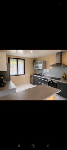 Maison de plain-pied de 106 m², située dans un environnement calme et agréable, à seulement 5 minutes de Sigogne et 10 minutes de Jarnac. DPE classé C et GES classé A. Cette maison très bien entretenue dispose d'une toiture en excellent état, d'une belle pergola ainsi que d'une grande terrasse en composite, matériau particulièrement résistant dans le temps. Le terrain, entièrement clos par grillage et murs, est sécurisé par un portail électrique. Les menuiseries comprennent une porte d'entrée en aluminium, des baies vitrées et des fenêtres PVC double vitrage coloris gris anthracite. La maison offre une pièce de vie lumineuse de plus de 40 m² avec cuisine ouverte entièrement équipée. Elle comprend également trois chambres, dont deux avec placards intégrés, une grande salle d'eau avec une douche à l italienne entièrement rénovée avec espace buanderie pour lave-linge et sèche-linge, ainsi qu'un WC séparé. Plusieurs placards de rangement sont répartis dans la maison. Les volets sont électriques côté sud et solaires côté nord. Le chauffage est assuré par des radiateurs électriques. L'assainissement est conforme. La taxe foncière s'élève à 800 € par an. À l'extérieur, vous trouverez un abri de jardin de 16 m² en parpaings avec toiture en tuiles. La propriété ne dispose pas de garage, mais le terrain permet facilement d'en créer un selon vos besoins. Terrain piscinable agrémenté d'un cerisier. Une belle opportunité pour ceux qui recherchent le calme d'un village tout en restant proche des commodités.