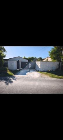 Maison de plain-pied de 106 m², située dans un environnement calme et agréable, à seulement 5 minutes de Sigogne et 10 minutes de Jarnac. DPE classé C et GES classé A. Cette maison très bien entretenue dispose d'une toiture en excellent état, d'une belle pergola ainsi que d'une grande terrasse en composite, matériau particulièrement résistant dans le temps. Le terrain, entièrement clos par grillage et murs, est sécurisé par un portail électrique. Les menuiseries comprennent une porte d'entrée en aluminium, des baies vitrées et des fenêtres PVC double vitrage coloris gris anthracite. La maison offre une pièce de vie lumineuse de plus de 40 m² avec cuisine ouverte entièrement équipée. Elle comprend également trois chambres, dont deux avec placards intégrés, une grande salle d'eau avec une douche à l italienne entièrement rénovée avec espace buanderie pour lave-linge et sèche-linge, ainsi qu'un WC séparé. Plusieurs placards de rangement sont répartis dans la maison. Les volets sont électriques côté sud et solaires côté nord. Le chauffage est assuré par des radiateurs électriques. L'assainissement est conforme. La taxe foncière s'élève à 800 € par an. À l'extérieur, vous trouverez un abri de jardin de 16 m² en parpaings avec toiture en tuiles. La propriété ne dispose pas de garage, mais le terrain permet facilement d'en créer un selon vos besoins. Terrain piscinable agrémenté d'un cerisier. Une belle opportunité pour ceux qui recherchent le calme d'un village tout en restant proche des commodités.