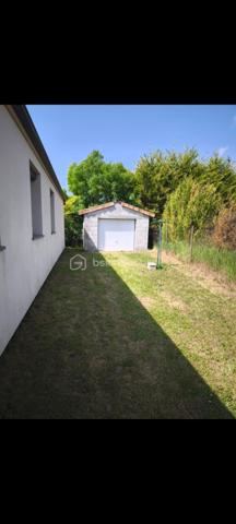Maison de plain-pied de 106 m², située dans un environnement calme et agréable, à seulement 5 minutes de Sigogne et 10 minutes de Jarnac. DPE classé C et GES classé A. Cette maison très bien entretenue dispose d'une toiture en excellent état, d'une belle pergola ainsi que d'une grande terrasse en composite, matériau particulièrement résistant dans le temps. Le terrain, entièrement clos par grillage et murs, est sécurisé par un portail électrique. Les menuiseries comprennent une porte d'entrée en aluminium, des baies vitrées et des fenêtres PVC double vitrage coloris gris anthracite. La maison offre une pièce de vie lumineuse de plus de 40 m² avec cuisine ouverte entièrement équipée. Elle comprend également trois chambres, dont deux avec placards intégrés, une grande salle d'eau avec une douche à l italienne entièrement rénovée avec espace buanderie pour lave-linge et sèche-linge, ainsi qu'un WC séparé. Plusieurs placards de rangement sont répartis dans la maison. Les volets sont électriques côté sud et solaires côté nord. Le chauffage est assuré par des radiateurs électriques. L'assainissement est conforme. La taxe foncière s'élève à 800 € par an. À l'extérieur, vous trouverez un abri de jardin de 16 m² en parpaings avec toiture en tuiles. La propriété ne dispose pas de garage, mais le terrain permet facilement d'en créer un selon vos besoins. Terrain piscinable agrémenté d'un cerisier. Une belle opportunité pour ceux qui recherchent le calme d'un village tout en restant proche des commodités.