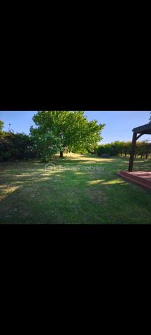 Maison de plain-pied de 106 m², située dans un environnement calme et agréable, à seulement 5 minutes de Sigogne et 10 minutes de Jarnac. DPE classé C et GES classé A. Cette maison très bien entretenue dispose d'une toiture en excellent état, d'une belle pergola ainsi que d'une grande terrasse en composite, matériau particulièrement résistant dans le temps. Le terrain, entièrement clos par grillage et murs, est sécurisé par un portail électrique. Les menuiseries comprennent une porte d'entrée en aluminium, des baies vitrées et des fenêtres PVC double vitrage coloris gris anthracite. La maison offre une pièce de vie lumineuse de plus de 40 m² avec cuisine ouverte entièrement équipée. Elle comprend également trois chambres, dont deux avec placards intégrés, une grande salle d'eau avec une douche à l italienne entièrement rénovée avec espace buanderie pour lave-linge et sèche-linge, ainsi qu'un WC séparé. Plusieurs placards de rangement sont répartis dans la maison. Les volets sont électriques côté sud et solaires côté nord. Le chauffage est assuré par des radiateurs électriques. L'assainissement est conforme. La taxe foncière s'élève à 800 € par an. À l'extérieur, vous trouverez un abri de jardin de 16 m² en parpaings avec toiture en tuiles. La propriété ne dispose pas de garage, mais le terrain permet facilement d'en créer un selon vos besoins. Terrain piscinable agrémenté d'un cerisier. Une belle opportunité pour ceux qui recherchent le calme d'un village tout en restant proche des commodités.