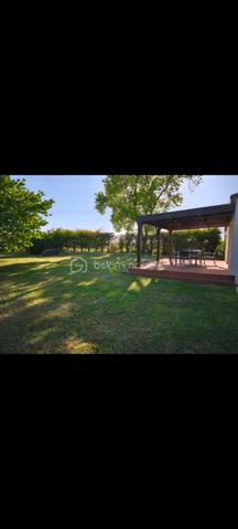 Maison de plain-pied de 106 m², située dans un environnement calme et agréable, à seulement 5 minutes de Sigogne et 10 minutes de Jarnac. DPE classé C et GES classé A. Cette maison très bien entretenue dispose d'une toiture en excellent état, d'une belle pergola ainsi que d'une grande terrasse en composite, matériau particulièrement résistant dans le temps. Le terrain, entièrement clos par grillage et murs, est sécurisé par un portail électrique. Les menuiseries comprennent une porte d'entrée en aluminium, des baies vitrées et des fenêtres PVC double vitrage coloris gris anthracite. La maison offre une pièce de vie lumineuse de plus de 40 m² avec cuisine ouverte entièrement équipée. Elle comprend également trois chambres, dont deux avec placards intégrés, une grande salle d'eau avec une douche à l italienne entièrement rénovée avec espace buanderie pour lave-linge et sèche-linge, ainsi qu'un WC séparé. Plusieurs placards de rangement sont répartis dans la maison. Les volets sont électriques côté sud et solaires côté nord. Le chauffage est assuré par des radiateurs électriques. L'assainissement est conforme. La taxe foncière s'élève à 800 € par an. À l'extérieur, vous trouverez un abri de jardin de 16 m² en parpaings avec toiture en tuiles. La propriété ne dispose pas de garage, mais le terrain permet facilement d'en créer un selon vos besoins. Terrain piscinable agrémenté d'un cerisier. Une belle opportunité pour ceux qui recherchent le calme d'un village tout en restant proche des commodités.