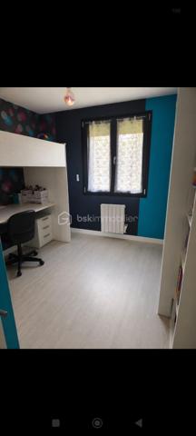 Maison de plain-pied de 106 m², située dans un environnement calme et agréable, à seulement 5 minutes de Sigogne et 10 minutes de Jarnac. DPE classé C et GES classé A. Cette maison très bien entretenue dispose d'une toiture en excellent état, d'une belle pergola ainsi que d'une grande terrasse en composite, matériau particulièrement résistant dans le temps. Le terrain, entièrement clos par grillage et murs, est sécurisé par un portail électrique. Les menuiseries comprennent une porte d'entrée en aluminium, des baies vitrées et des fenêtres PVC double vitrage coloris gris anthracite. La maison offre une pièce de vie lumineuse de plus de 40 m² avec cuisine ouverte entièrement équipée. Elle comprend également trois chambres, dont deux avec placards intégrés, une grande salle d'eau avec une douche à l italienne entièrement rénovée avec espace buanderie pour lave-linge et sèche-linge, ainsi qu'un WC séparé. Plusieurs placards de rangement sont répartis dans la maison. Les volets sont électriques côté sud et solaires côté nord. Le chauffage est assuré par des radiateurs électriques. L'assainissement est conforme. La taxe foncière s'élève à 800 € par an. À l'extérieur, vous trouverez un abri de jardin de 16 m² en parpaings avec toiture en tuiles. La propriété ne dispose pas de garage, mais le terrain permet facilement d'en créer un selon vos besoins. Terrain piscinable agrémenté d'un cerisier. Une belle opportunité pour ceux qui recherchent le calme d'un village tout en restant proche des commodités.