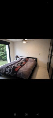 Maison de plain-pied de 106 m², située dans un environnement calme et agréable, à seulement 5 minutes de Sigogne et 10 minutes de Jarnac. DPE classé C et GES classé A. Cette maison très bien entretenue dispose d'une toiture en excellent état, d'une belle pergola ainsi que d'une grande terrasse en composite, matériau particulièrement résistant dans le temps. Le terrain, entièrement clos par grillage et murs, est sécurisé par un portail électrique. Les menuiseries comprennent une porte d'entrée en aluminium, des baies vitrées et des fenêtres PVC double vitrage coloris gris anthracite. La maison offre une pièce de vie lumineuse de plus de 40 m² avec cuisine ouverte entièrement équipée. Elle comprend également trois chambres, dont deux avec placards intégrés, une grande salle d'eau avec une douche à l italienne entièrement rénovée avec espace buanderie pour lave-linge et sèche-linge, ainsi qu'un WC séparé. Plusieurs placards de rangement sont répartis dans la maison. Les volets sont électriques côté sud et solaires côté nord. Le chauffage est assuré par des radiateurs électriques. L'assainissement est conforme. La taxe foncière s'élève à 800 € par an. À l'extérieur, vous trouverez un abri de jardin de 16 m² en parpaings avec toiture en tuiles. La propriété ne dispose pas de garage, mais le terrain permet facilement d'en créer un selon vos besoins. Terrain piscinable agrémenté d'un cerisier. Une belle opportunité pour ceux qui recherchent le calme d'un village tout en restant proche des commodités.