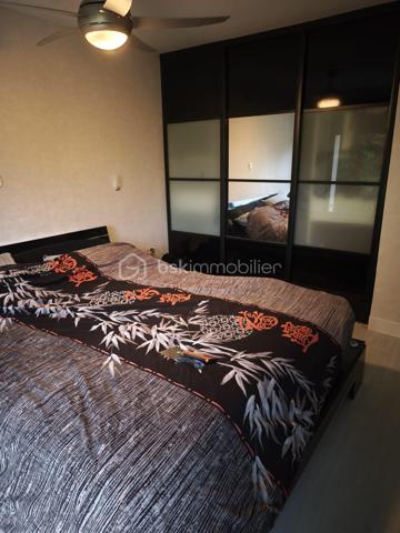 Maison de plain-pied de 106 m², située dans un environnement calme et agréable, à seulement 5 minutes de Sigogne et 10 minutes de Jarnac. DPE classé C et GES classé A. Cette maison très bien entretenue dispose d'une toiture en excellent état, d'une belle pergola ainsi que d'une grande terrasse en composite, matériau particulièrement résistant dans le temps. Le terrain, entièrement clos par grillage et murs, est sécurisé par un portail électrique. Les menuiseries comprennent une porte d'entrée en aluminium, des baies vitrées et des fenêtres PVC double vitrage coloris gris anthracite. La maison offre une pièce de vie lumineuse de plus de 40 m² avec cuisine ouverte entièrement équipée. Elle comprend également trois chambres, dont deux avec placards intégrés, une grande salle d'eau avec une douche à l italienne entièrement rénovée avec espace buanderie pour lave-linge et sèche-linge, ainsi qu'un WC séparé. Plusieurs placards de rangement sont répartis dans la maison. Les volets sont électriques côté sud et solaires côté nord. Le chauffage est assuré par des radiateurs électriques. L'assainissement est conforme. La taxe foncière s'élève à 800 € par an. À l'extérieur, vous trouverez un abri de jardin de 16 m² en parpaings avec toiture en tuiles. La propriété ne dispose pas de garage, mais le terrain permet facilement d'en créer un selon vos besoins. Terrain piscinable agrémenté d'un cerisier. Une belle opportunité pour ceux qui recherchent le calme d'un village tout en restant proche des commodités.