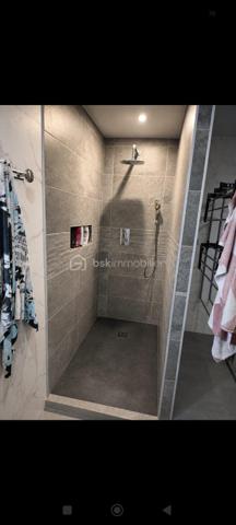 Maison de plain-pied de 106 m², située dans un environnement calme et agréable, à seulement 5 minutes de Sigogne et 10 minutes de Jarnac. DPE classé C et GES classé A. Cette maison très bien entretenue dispose d'une toiture en excellent état, d'une belle pergola ainsi que d'une grande terrasse en composite, matériau particulièrement résistant dans le temps. Le terrain, entièrement clos par grillage et murs, est sécurisé par un portail électrique. Les menuiseries comprennent une porte d'entrée en aluminium, des baies vitrées et des fenêtres PVC double vitrage coloris gris anthracite. La maison offre une pièce de vie lumineuse de plus de 40 m² avec cuisine ouverte entièrement équipée. Elle comprend également trois chambres, dont deux avec placards intégrés, une grande salle d'eau avec une douche à l italienne entièrement rénovée avec espace buanderie pour lave-linge et sèche-linge, ainsi qu'un WC séparé. Plusieurs placards de rangement sont répartis dans la maison. Les volets sont électriques côté sud et solaires côté nord. Le chauffage est assuré par des radiateurs électriques. L'assainissement est conforme. La taxe foncière s'élève à 800 € par an. À l'extérieur, vous trouverez un abri de jardin de 16 m² en parpaings avec toiture en tuiles. La propriété ne dispose pas de garage, mais le terrain permet facilement d'en créer un selon vos besoins. Terrain piscinable agrémenté d'un cerisier. Une belle opportunité pour ceux qui recherchent le calme d'un village tout en restant proche des commodités.