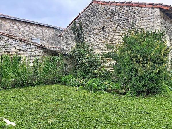 Maison à vendre 98 280 € Aigre 5 p 150 m² DPE E