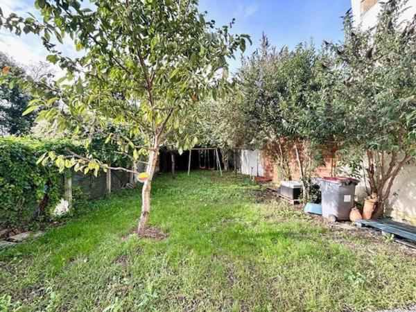 Maison familiale avec beau jardin extérieur