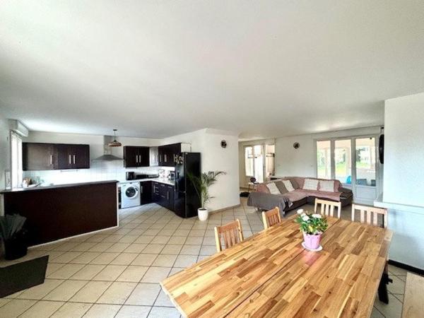 Maison familiale avec beau jardin extérieur