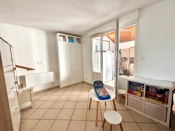 Maison familiale avec beau jardin extérieur