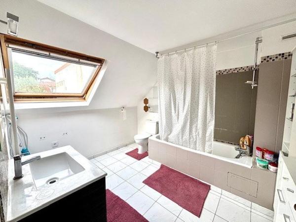 Maison familiale avec beau jardin extérieur