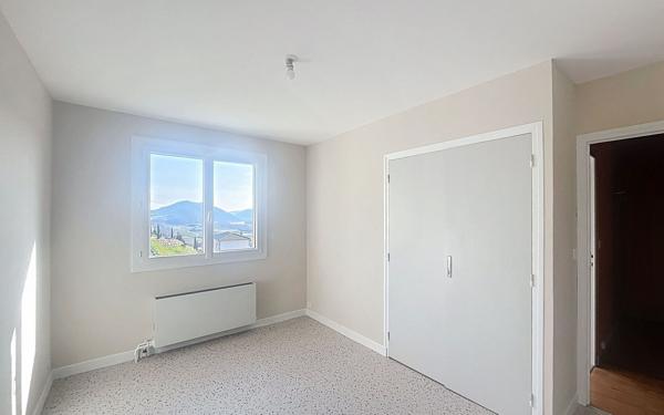 Maison à louer    6 pièces •  Gervans