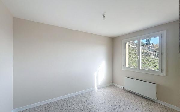 Maison à louer    6 pièces •  Gervans