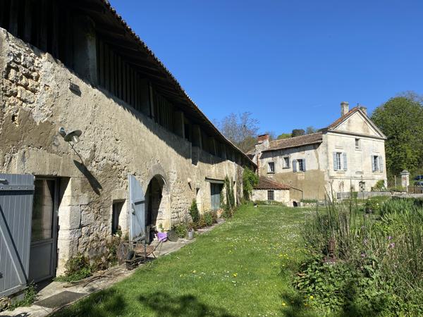 AUX PORTES D'ANGOULEME moulin inscrit ISMH et ses dépendances sur plus d'un hectare de terrain