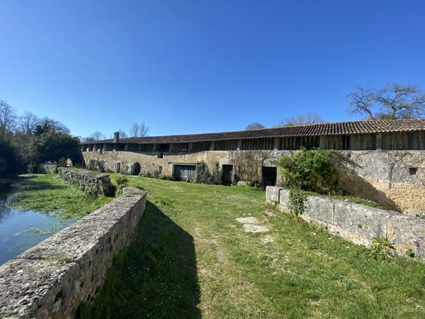 AUX PORTES D'ANGOULEME moulin inscrit ISMH et ses dépendances sur plus d'un hectare de terrain