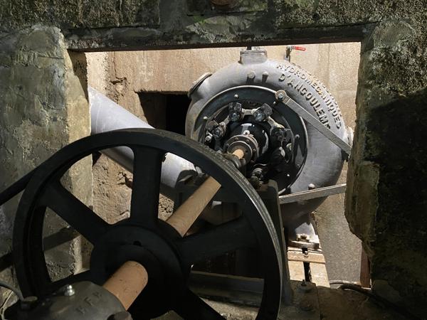 AUX PORTES D'ANGOULEME moulin inscrit ISMH et ses dépendances sur plus d'un hectare de terrain