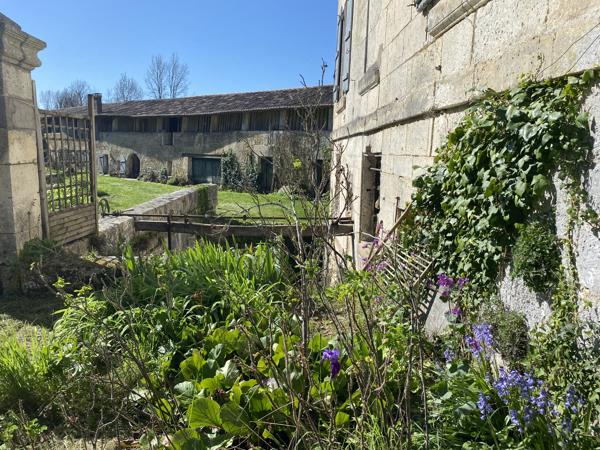 AUX PORTES D'ANGOULEME moulin inscrit ISMH et ses dépendances sur plus d'un hectare de terrain