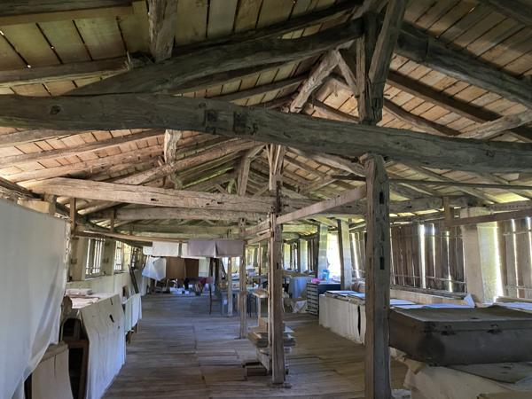 AUX PORTES D'ANGOULEME moulin inscrit ISMH et ses dépendances sur plus d'un hectare de terrain