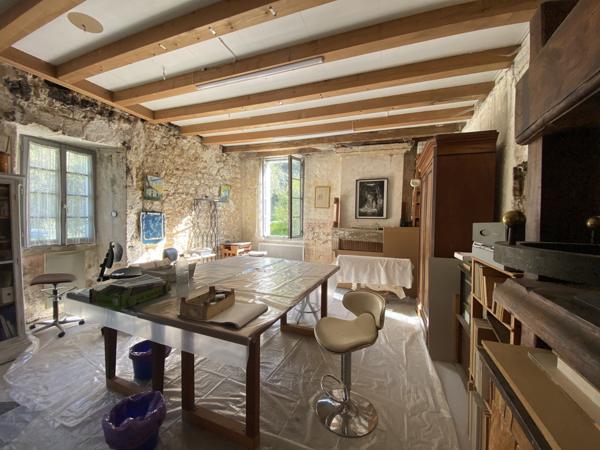 AUX PORTES D'ANGOULEME moulin inscrit ISMH et ses dépendances sur plus d'un hectare de terrain