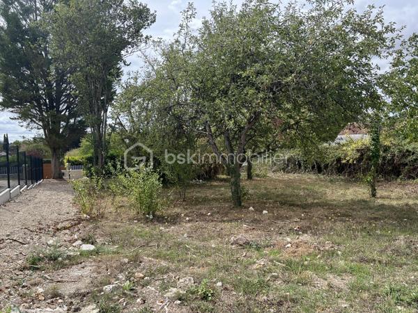 Terrain constructible 641 m² – 37320 Truyes 

Situé dans un environnement CALME et AGRÉABLE, à proximité du bourg et de ses commodités, découvrez ce terrain constructible de 641 m².
🔹 Façade de 18 mètres sur rue
🔹 Zone UB
🔹 Terrain arboré et clos
🔹Accès direct depuis la rue
  
Le terrain n'est pas viabilisé. Les travaux de raccordement aux différents réseaux à proximité immédiate en bordure de rue sont donc à prévoir selon votre projet et vos besoins.
Un cadre idéal pour concrétiser votre projet de construction dans un secteur recherché de Truyes.
Pour plus d'informations ou organiser une visite, n'hésitez pas à me contacter au 06-15-54-30-19 Bérengère MIRAULT BSK IMMOBILIER