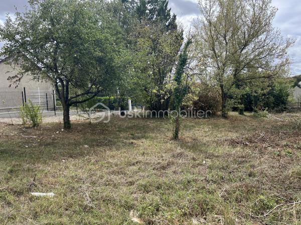 Terrain constructible 641 m² – 37320 Truyes 

Situé dans un environnement CALME et AGRÉABLE, à proximité du bourg et de ses commodités, découvrez ce terrain constructible de 641 m².
🔹 Façade de 18 mètres sur rue
🔹 Zone UB
🔹 Terrain arboré et clos
🔹Accès direct depuis la rue
  
Le terrain n'est pas viabilisé. Les travaux de raccordement aux différents réseaux à proximité immédiate en bordure de rue sont donc à prévoir selon votre projet et vos besoins.
Un cadre idéal pour concrétiser votre projet de construction dans un secteur recherché de Truyes.
Pour plus d'informations ou organiser une visite, n'hésitez pas à me contacter au 06-15-54-30-19 Bérengère MIRAULT BSK IMMOBILIER