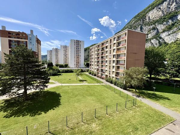 Vente                                                      Appartement
                        
                     3 pièces                      59 m2                     à Sassenage