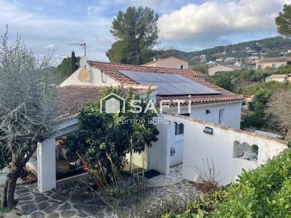 Maison de 125m² avec studio indépendant et piscine.