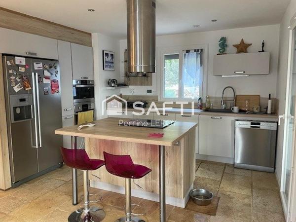 Maison de 125m² avec studio indépendant et piscine.