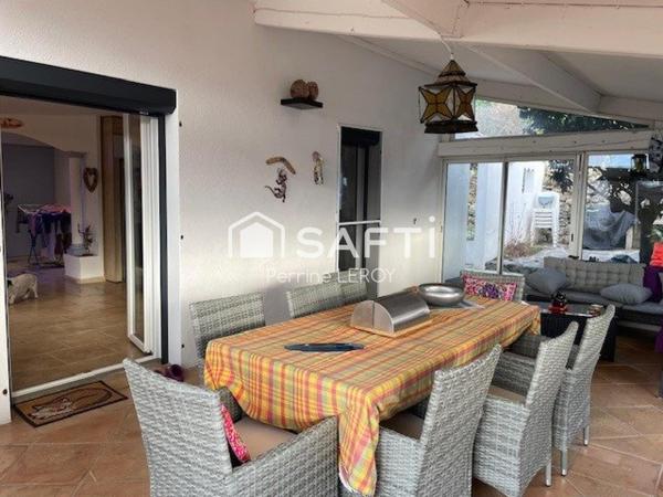 Maison de 125m² avec studio indépendant et piscine.