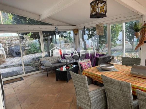 Maison de 125m² avec studio indépendant et piscine.