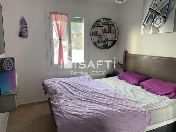 Maison de 125m² avec studio indépendant et piscine.