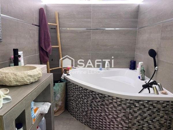 Maison de 125m² avec studio indépendant et piscine.