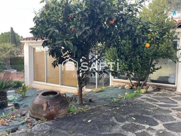 Maison de 125m² avec studio indépendant et piscine.