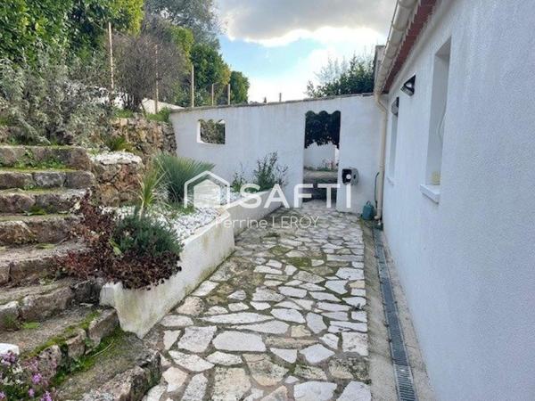 Maison de 125m² avec studio indépendant et piscine.