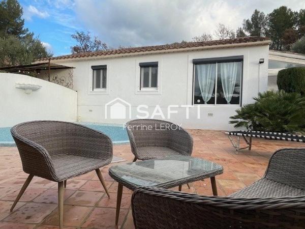 Maison de 125m² avec studio indépendant et piscine.