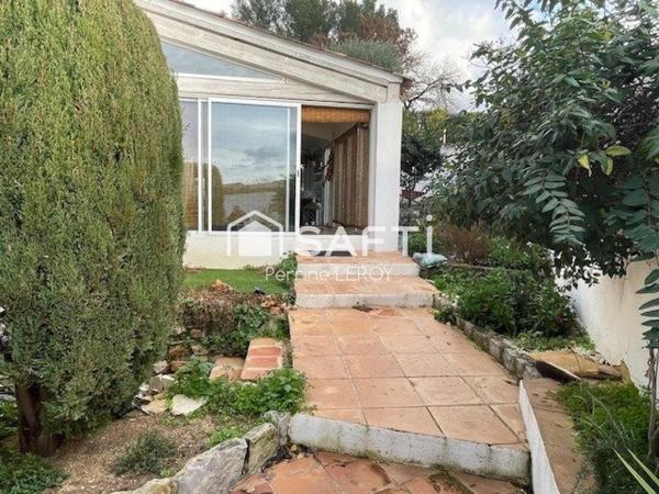 Maison de 125m² avec studio indépendant et piscine.