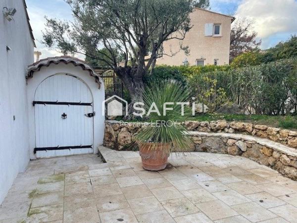 Maison de 125m² avec studio indépendant et piscine.