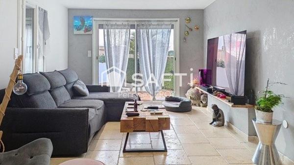 Maison de 125m² avec studio indépendant et piscine.