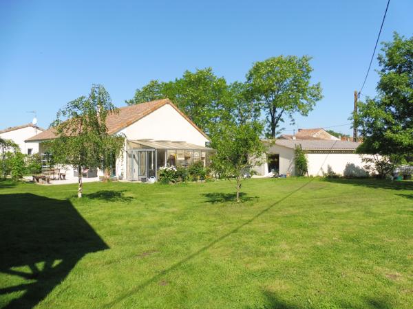 Vernon (86340) VERNON/CHIRE LES BOIS MAISON PLAIN PIED PARFAITEMENT ENTRETENUE AVEC GRANGE ET GARAGE avec potentiel