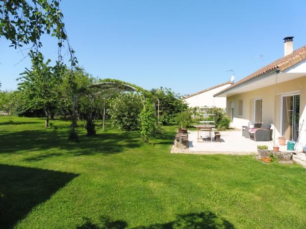 Vernon (86340) VERNON/CHIRE LES BOIS MAISON PLAIN PIED PARFAITEMENT ENTRETENUE AVEC GRANGE ET GARAGE avec potentiel