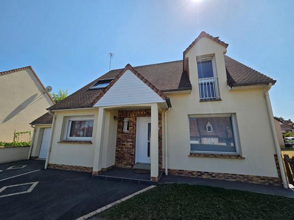 Maison familiale independante a La Chapelle-Saint-Aubin : 4 chambres, opportunite rare